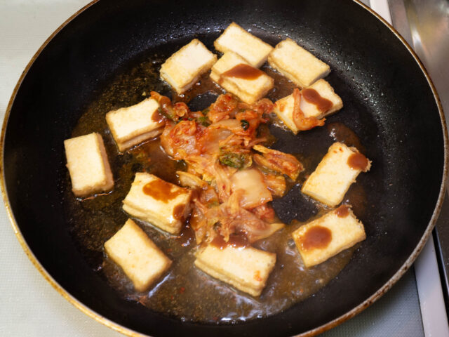 ラーメンの味噌スープを加えた写真