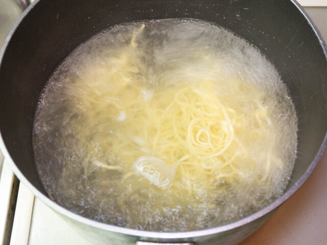 生麺を茹でる写真