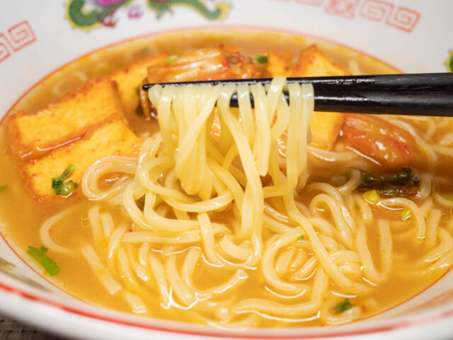 麺を箸で持ち上げた写真