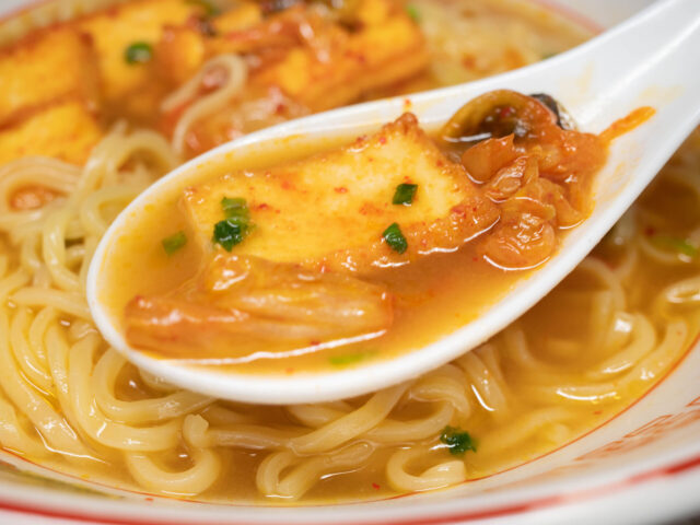 厚揚げとキムチとスープをレンゲですくった写真