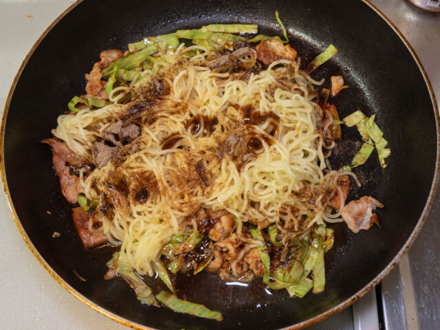 焼きそば麺、粉末ソース、オイスターソース、水を加えた写真