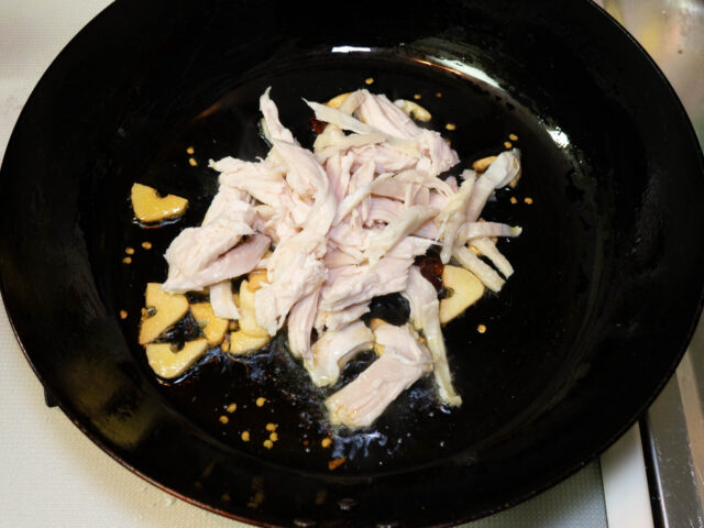 茹で鶏を加えた写真