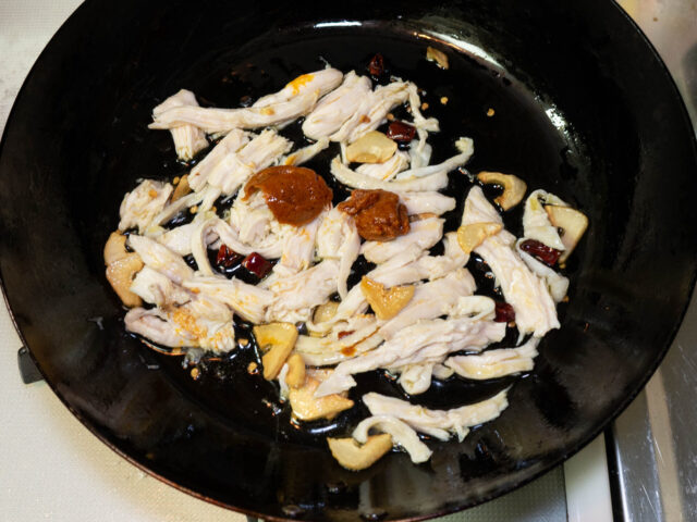 トムヤムクンペーストを加えた写真