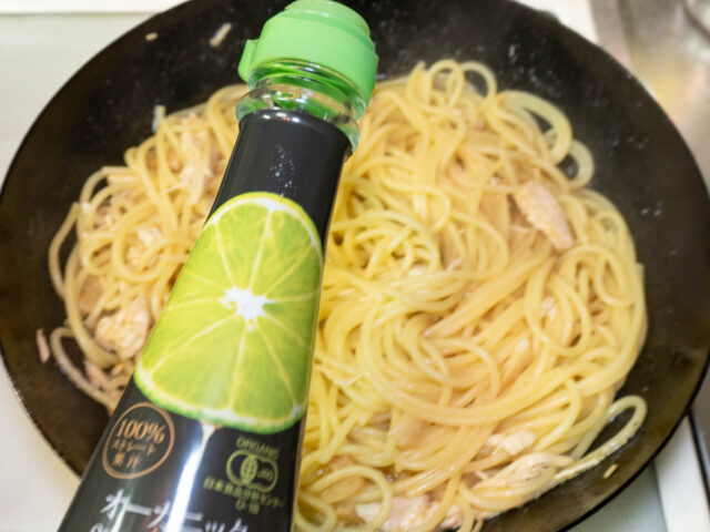 ライム果汁を加える写真