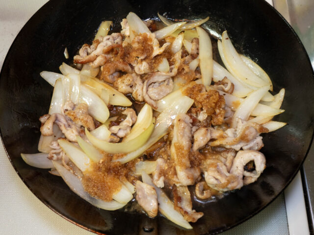 すりおろし生姜の合わせ調味料を加えた写真