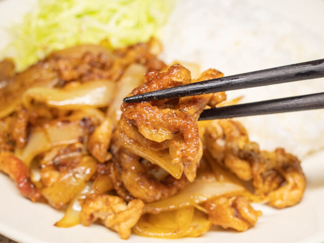 豚肉を箸で持ち上げた写真