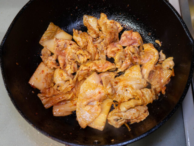 豚肉とキムチを炒めあわせた写真