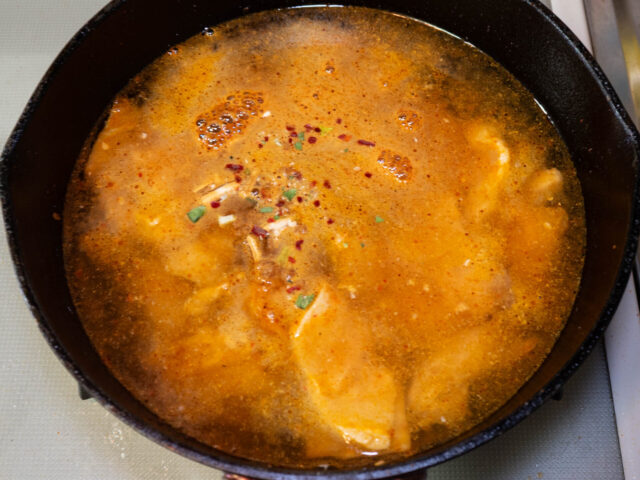 水、粉末スープ、かやくを入れた写真