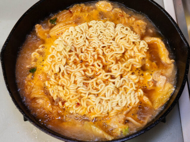 インスタント麺を加えた写真