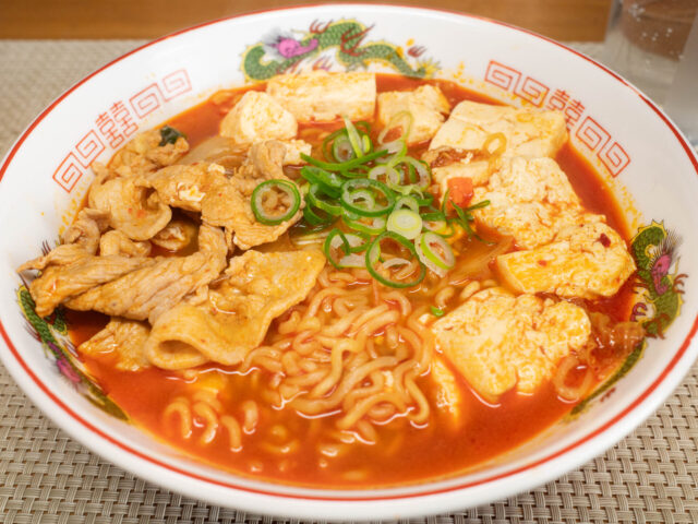 豚肉とキムチと豆腐の辛ラーメン