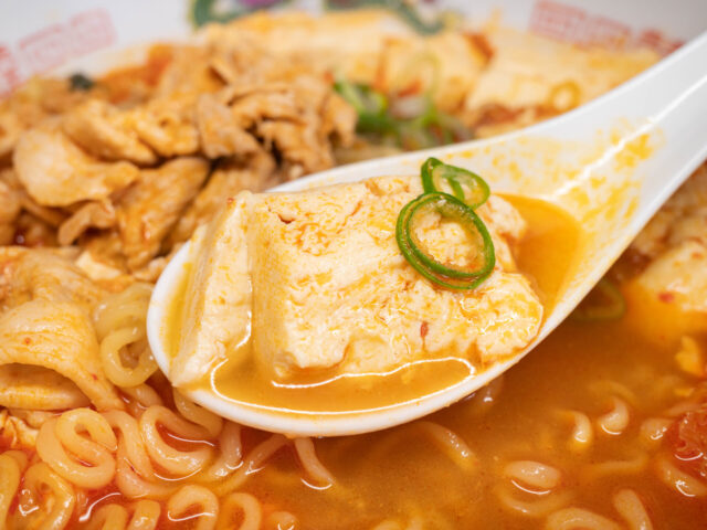 豆腐とスープをレンゲですくった写真