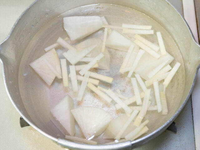 鍋に大根と水を入れて火にかけた写真