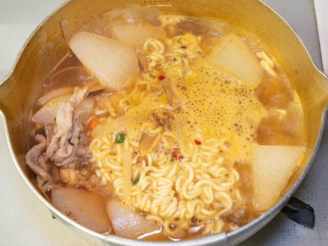 インスタント麺を加えた写真