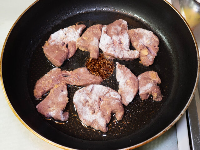 片栗粉をまぶしたレバーを炒める写真