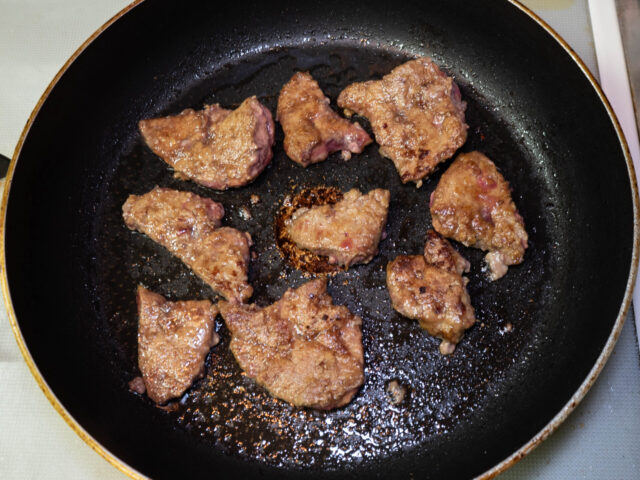 レバーを炒めた写真