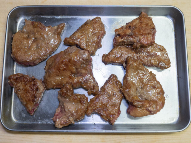 炒めたレバーをトレーに取り出した写真