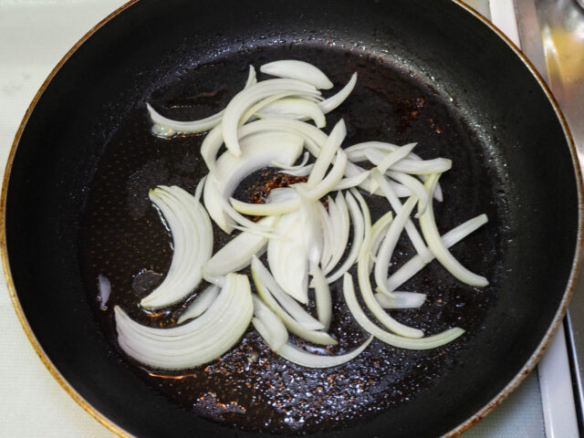 フライパンにサラダ油を熱して、玉ねぎを入れた写真
