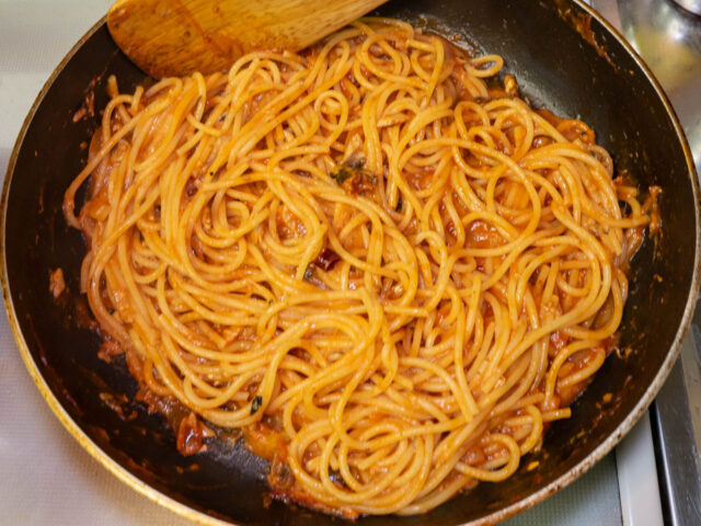 パスタとソースをよく混ぜた写真