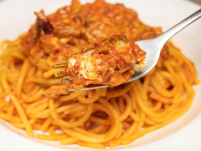 オイルサーディンをフォークにのせた写真