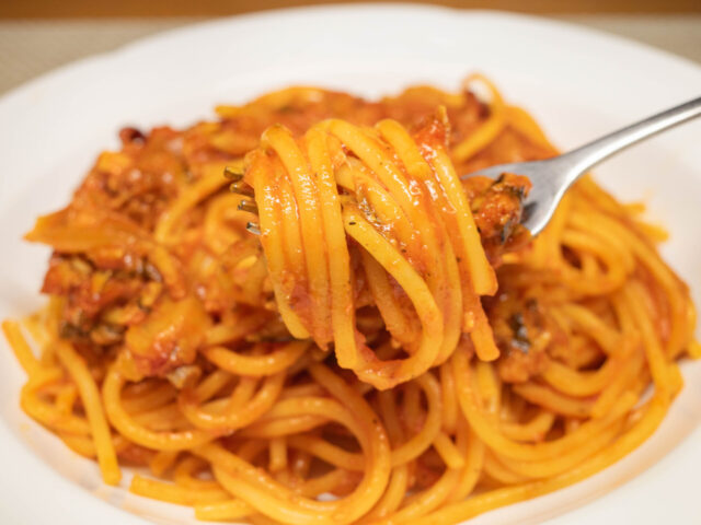 パスタをフォークで持ち上げた写真