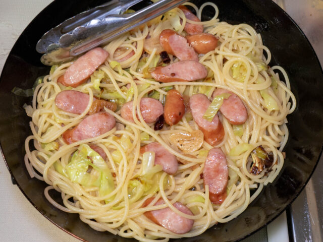 パスタとソースをよく混ぜた写真