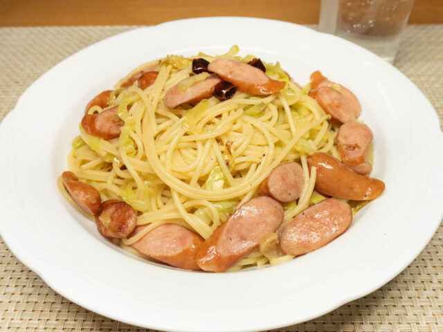 金のウィンナーとキャベツのパスタ