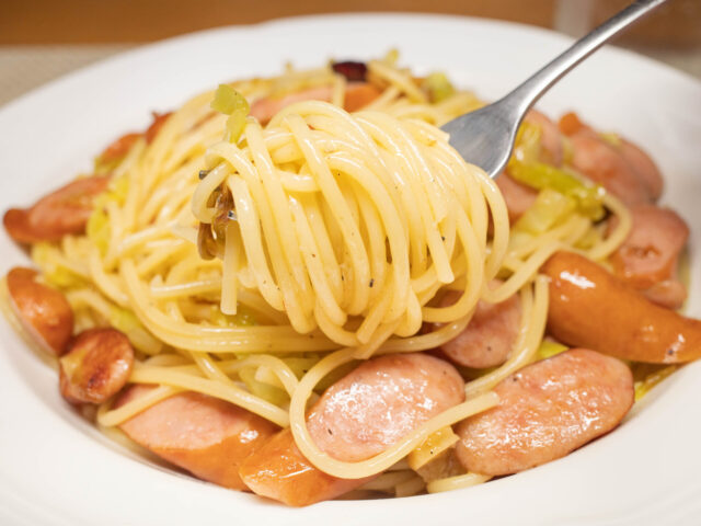 パスタをフォークで持ち上げた写真