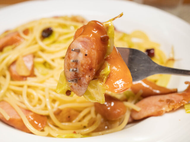 ウィンナーをフォークで刺した写真