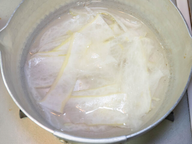 鍋に水と大根を入れた写真