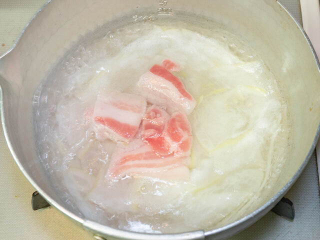 豚バラ肉を加えた写真