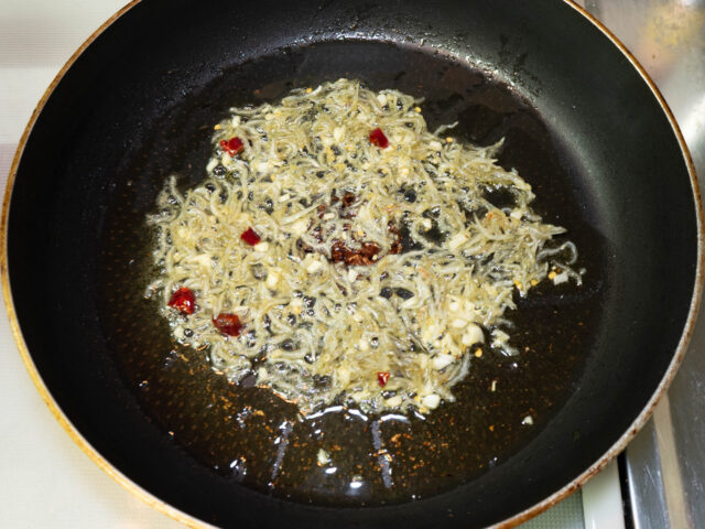 ちりめんじゃこをじっくりと炒めた写真