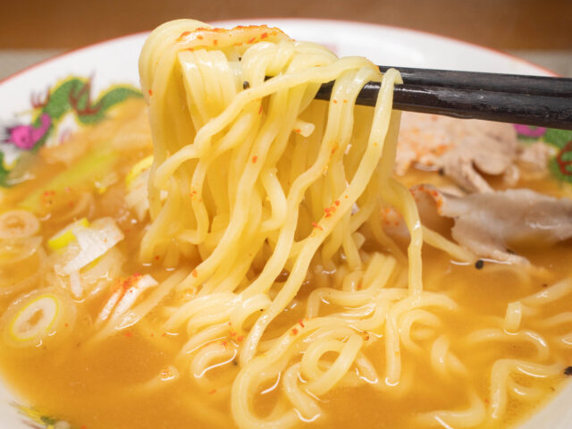 麺を箸で持ち上げた写真