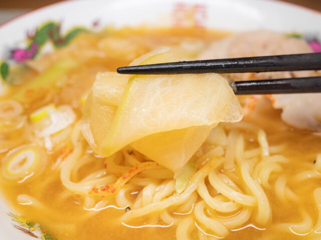 大根を箸で持ち上げた写真