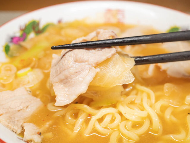 豚肉と大根を箸で持ち上げた写真