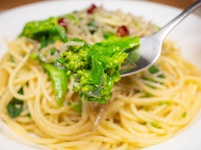 菜の花をフォークにのせた写真