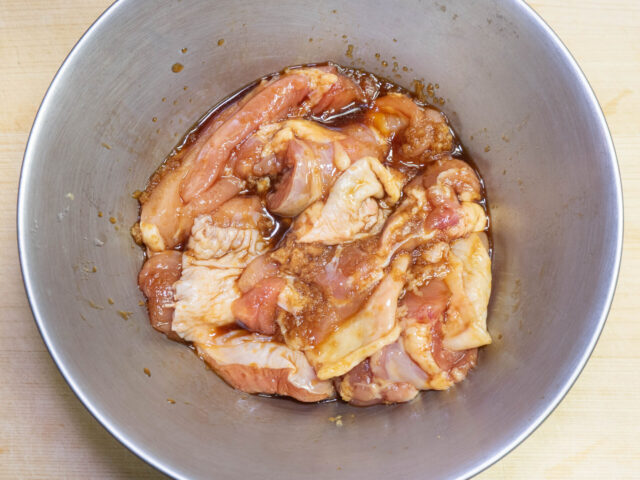 ボウルに鶏肉、醤油、酒、すりおろした生姜を入れ、もみ込んだ写真