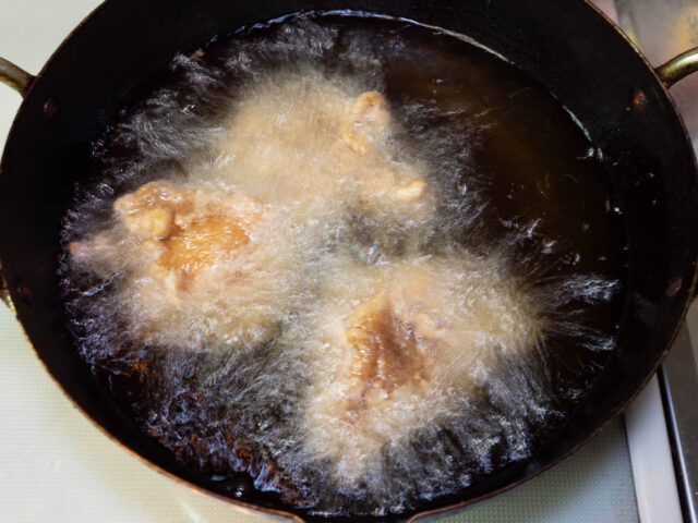 鶏肉を揚げる写真
