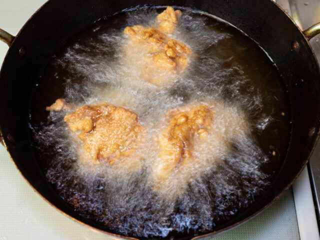 鶏肉を揚げる写真
