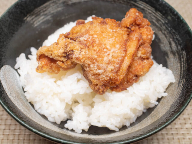「こういうのでいいんだよ、白米の玉座に鎮座する鶏の竜田揚げ丼」