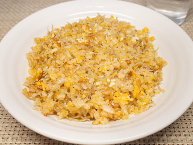 目玉焼き方式でつくる、パラパラのちりめんじゃこチャーハン