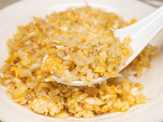 チャーハンをレンゲですくった写真