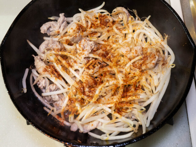 ラーメンの粉末スープを加えた写真