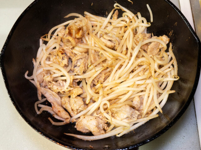 豚もやし炒めものできあがりの写真