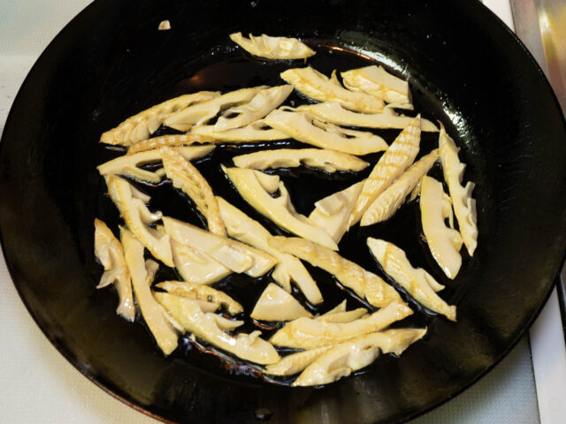 タケノコを炒める写真