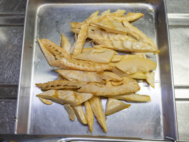 炒めてタケノコをバットに取り出した写真