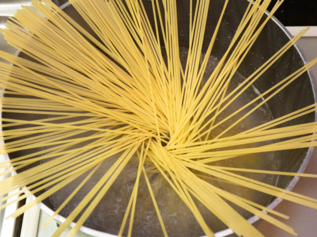 鍋のお湯を沸かし、パスタを入れた写真