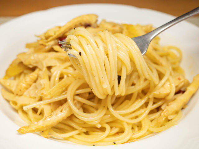 パスタをフォークで持ち上げた写真