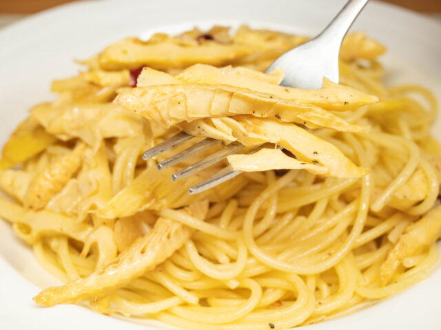 タケノコをフォークで持ち上げた写真