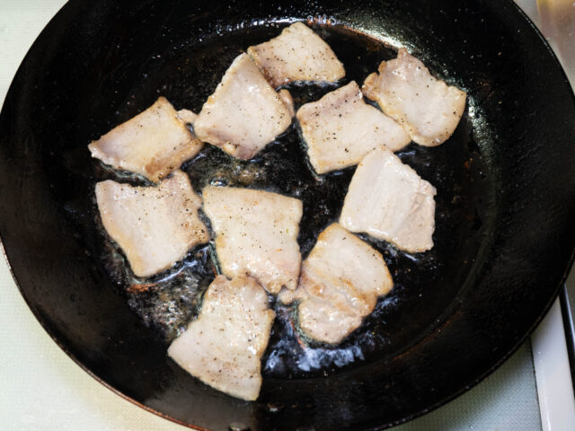 豚肉を炒めた写真