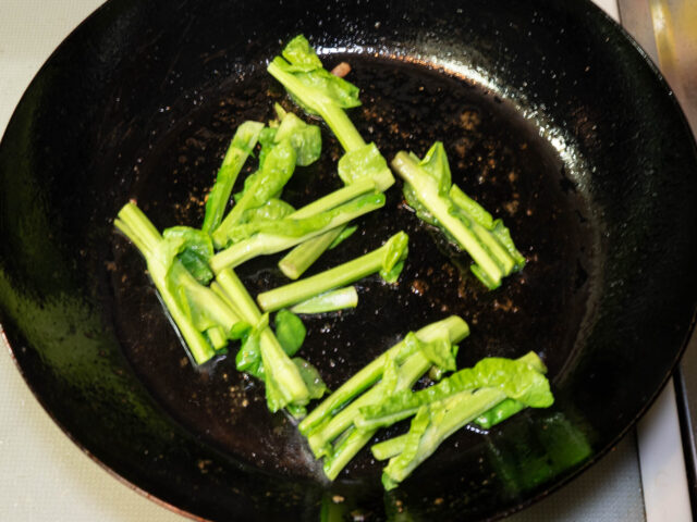 菜の花の茎の部分を炒める写真